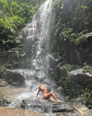 Joana Solnado Instagram - Nos recantos desse errejota vibrando água. 

águas que limpam
brotam dos céus, fortes
quedam livres, leves
potentes poderes vibrantes, 
urgentes em corpos emergentes.

💦 ❤️

Obrigada pelos registros @paulomathiasjr