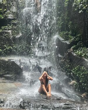 Joana Solnado Instagram - Nos recantos desse errejota vibrando água. 

águas que limpam
brotam dos céus, fortes
quedam livres, leves
potentes poderes vibrantes, 
urgentes em corpos emergentes.

💦 ❤️

Obrigada pelos registros @paulomathiasjr