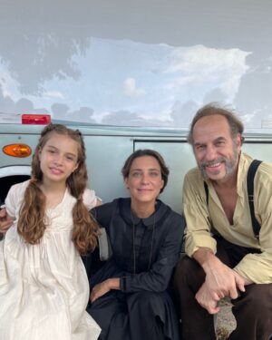 Joana Solnado Instagram - Meus queridos que adoro tanto, minha mãe Bernarda @joanasolnadoficial e avô Alves @robertobomtempoficial em novela DONA BEJA da @hbomaxbr 
.
.
#hbomax #donabeja #novela #elenco
