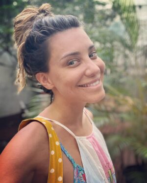 Joana Solnado Instagram - Recebo você assim, toda bagunçada, pele salgada, agradecida e sorrida.
Para rimar com a alegria que tem dentro.

Hoje tomamos posse de tanta coisa nesse mundo. Esperança. 

Vem 2023! 🙌🏼❤️🌊