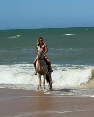 Joana Solnado Instagram - Bateu saudade da Bahia e lembrei desse momento...
Olhando as fotos ninguém vê o perrengue que foi esse macho com medo das ondas.
😅

Sabadão pra nós!

#bahia