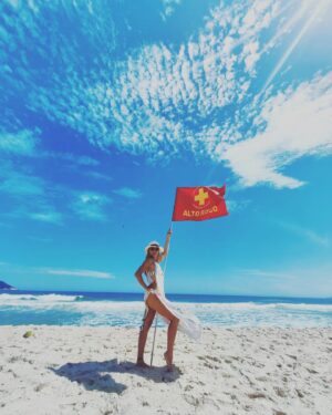 Joana Solnado Instagram - Influencer de alto risco, claramente. 
Natal tropical 🌴 🎄❤️

Foto da maravilhastica @filomenacautela
