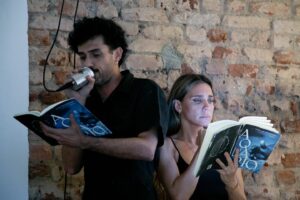 Joana Solnado Instagram - Partilhamos alguns dos muitos momentos luminosos do dia do lançamento do livro AQUÁRIO de Marlene Barreto na Casa da Escada Colorida no Rio de Janeiro, atividade integrada no projeto Teoria do Pessimismo. 

A Teoria do Pessimismo em parceria com a Casa da Escada Colorida abriu as portas com uma leitura dramatizada, da qual fizeram parte Joana Solnado, Marlene Barreto e Roberto Rodrigues acompanhades do jogo de luzes de Dianny e da criação musical de Brina Costa . O pensamento do espaço cénico é de Agostinho de Mello e Marlene Barreto e a assistência de produção é de Madalena Palmeirim e Angela Costa..

Os créditos de grande parte destas belas imagens são de Madalena Palmeirim.

Seguiu-se a apresentação do livro Aquário de Marlene Barreto que contou com a presença de Brume Dezembro, antropóloga e pesquisadora transfeminista e ainda Dayana Gusmão, Cria Maré e Fundadora da Coletiva Lésbica da Maré. 

E para fechar em grande o Show Margens de Brina Costa, Madalena Palmeirim com participação de Paulo Mutti. Uma partilha de repertório original que fez subir a energia na Casa da Escada Colorida.

Com este primeiro dia iniciámos, assim a intervenção “Performando o Futuro” do qual farão parte uma série de atividades culturais e de acesso gratuito na cidade do RJ.