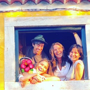 Joana Solnado Instagram - Vivemos um sonho e continuaremos a vivê-lo. Juntamo-nos há um ano e quatro meses no sonho de viver uma comunidade e assim foi. O sonho concretizou-se e foi sonhado acordado, vivido e partilhado com todo o nosso coração. Tem corrido bem? Mais que bem, não imaginaria como seria melhor. Como é bom encontrar onde nos completamos nas diferenças e similaridades.
Obrigada pela oportunidade e pelos tantos ensinamentos que brotam destas vivências juntas. Obrigada por me darem e trocarem tanto. Uma casa de mulheres e de amor, de afetos e de calor, que acolheu todos os que aqui chegaram e ficaram. 
Estou tão orgulhosa de tudo o que somos e fizemos. Parece que foi ontem a nossa conversa @yellowsmileystar de que se temos um sonho devemos concretiza-lo. Parece que foi ontem que te liguei @susanafaria_  a dizer “ estou com esta voz calma mas só me apetece gritar e dizer-te que encontramos a “nossa” casa. 

Agora continuamos juntas, em outro formato mas na jornada da magia e da transformação de quem passa por esse ninho. 

Até já no físico, o coração permanece onde pertenço, ao vosso lado. 
❤️ 

@susanafaria_ 
@reinica1 
@yellowsmileystar 

#casamagica