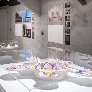 Joana Vasconcelos Instagram - Entre na Sala das Maquetes da exposição “Extravagâncias” no Museu Oscar Niemeyer e descubra a ligação entre as artes plásticas e a arquitetura nas obras de Joana Vasconcelos. Uma oportunidade única para conhecer as maquetes expostas no museu que celebra o legado de Oscar Niemeyer, um dos grandes nomes da arquitetura. Até 22 de setembro no MON.

📐📐📐

Enter the Models Room of the “Extravagances” exhibition at the Oscar Niemeyer Museum and discover the connection between visual arts and architecture in Joana Vasconcelos’ artworks. A unique opportunity to see the models exhibited in the museum that celebrates the legacy of Oscar Niemeyer, one of the biggest names of architecture. Until 22 September at MON.

📸 @lionelbalteiro
@museuoscarniemeyer @julianavosnika @marcpottierart #extravagancias #exposicao #exhibition #joanavasconcelos #escultura #sculpture #joanavasconcelos #artecontemporanea #contemporaryart #art #arte