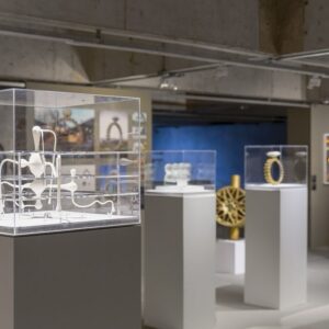 Joana Vasconcelos Instagram - Entre na Sala das Maquetes da exposição “Extravagâncias” no Museu Oscar Niemeyer e descubra a ligação entre as artes plásticas e a arquitetura nas obras de Joana Vasconcelos. Uma oportunidade única para conhecer as maquetes expostas no museu que celebra o legado de Oscar Niemeyer, um dos grandes nomes da arquitetura. Até 22 de setembro no MON.

📐📐📐

Enter the Models Room of the “Extravagances” exhibition at the Oscar Niemeyer Museum and discover the connection between visual arts and architecture in Joana Vasconcelos’ artworks. A unique opportunity to see the models exhibited in the museum that celebrates the legacy of Oscar Niemeyer, one of the biggest names of architecture. Until 22 September at MON.

📸 @lionelbalteiro
@museuoscarniemeyer @julianavosnika @marcpottierart #extravagancias #exposicao #exhibition #joanavasconcelos #escultura #sculpture #joanavasconcelos #artecontemporanea #contemporaryart #art #arte