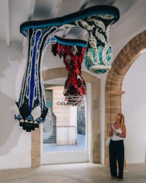 Joana Vasconcelos Instagram - Throwback to the vibrant opening of Joana Vasconcelos’ first solo exhibition at Baró Galeria! Be sure to visit the artworks on display in Palma de Mallorca until the end of August.

☀️☀️☀️

Recordamos a inauguração da primeira exposição individual de Joana Vasconcelos na Baró Galeria! Não deixe de visitar as obras de arte apresentadas em Palma de Maiorca até ao final de agosto.

📸 © @grimaltdeblanch

@barogaleria @artpalmacontemporani
#barogaleria #palmademallorca #artpalma #textileart #artetextil #artandfashion #arteemoda #escultura #sculpture #joanavasconcelos #artecontemporanea #contemporaryart #art #arte