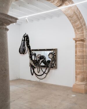 Joana Vasconcelos Instagram - Throwback to the vibrant opening of Joana Vasconcelos’ first solo exhibition at Baró Galeria! Be sure to visit the artworks on display in Palma de Mallorca until the end of August.

☀️☀️☀️

Recordamos a inauguração da primeira exposição individual de Joana Vasconcelos na Baró Galeria! Não deixe de visitar as obras de arte apresentadas em Palma de Maiorca até ao final de agosto.

📸 © @grimaltdeblanch

@barogaleria @artpalmacontemporani
#barogaleria #palmademallorca #artpalma #textileart #artetextil #artandfashion #arteemoda #escultura #sculpture #joanavasconcelos #artecontemporanea #contemporaryart #art #arte