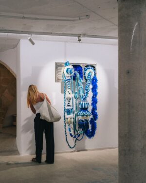 Joana Vasconcelos Instagram - Throwback to the vibrant opening of Joana Vasconcelos’ first solo exhibition at Baró Galeria! Be sure to visit the artworks on display in Palma de Mallorca until the end of August.

☀️☀️☀️

Recordamos a inauguração da primeira exposição individual de Joana Vasconcelos na Baró Galeria! Não deixe de visitar as obras de arte apresentadas em Palma de Maiorca até ao final de agosto.

📸 © @grimaltdeblanch

@barogaleria @artpalmacontemporani
#barogaleria #palmademallorca #artpalma #textileart #artetextil #artandfashion #arteemoda #escultura #sculpture #joanavasconcelos #artecontemporanea #contemporaryart #art #arte