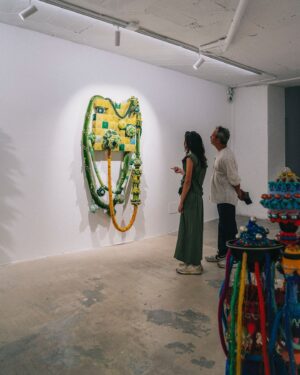 Joana Vasconcelos Instagram - Throwback to the vibrant opening of Joana Vasconcelos’ first solo exhibition at Baró Galeria! Be sure to visit the artworks on display in Palma de Mallorca until the end of August.

☀️☀️☀️

Recordamos a inauguração da primeira exposição individual de Joana Vasconcelos na Baró Galeria! Não deixe de visitar as obras de arte apresentadas em Palma de Maiorca até ao final de agosto.

📸 © @grimaltdeblanch

@barogaleria @artpalmacontemporani
#barogaleria #palmademallorca #artpalma #textileart #artetextil #artandfashion #arteemoda #escultura #sculpture #joanavasconcelos #artecontemporanea #contemporaryart #art #arte