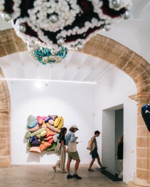 Joana Vasconcelos Instagram - Throwback to the vibrant opening of Joana Vasconcelos’ first solo exhibition at Baró Galeria! Be sure to visit the artworks on display in Palma de Mallorca until the end of August.

☀️☀️☀️

Recordamos a inauguração da primeira exposição individual de Joana Vasconcelos na Baró Galeria! Não deixe de visitar as obras de arte apresentadas em Palma de Maiorca até ao final de agosto.

📸 © @grimaltdeblanch

@barogaleria @artpalmacontemporani
#barogaleria #palmademallorca #artpalma #textileart #artetextil #artandfashion #arteemoda #escultura #sculpture #joanavasconcelos #artecontemporanea #contemporaryart #art #arte