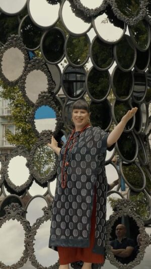 Joana Vasconcelos Instagram - Ontem assistimos, num lugar privilegiado, à inauguração da escultura “l’Il Be Your Mirror #1, 2018”, da artista plástica Joana Vasconcelos. Na Mesa na Praça, estamos muito entusiasmados por poder contar com a presença desta obra impactante, ao longo do próximo ano, na Praça do Comércio.
 
Visita-nos e surpreende-te também com a magnitude e os detalhes desta peça artística!
 
@municipio_de_braga | @sonaesierra | @sota_art_
 
Mecenas: @sabsegseguros | Fuste
 
#mesanapraca #arte #joanavasconcelos #escultura #braga #mercadobraga #bragacidadeautêntica #visitportoandnorth