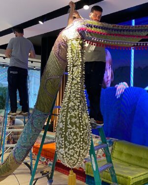 Joana Vasconcelos Instagram - Currently in NYC our dedicated team is putting the final touches on a special installation for Roche Bobois’ 50th anniversary in the US. Stay tuned for the reveal!

🗽🗽🗽

Atualmente em Nova Iorque a equipa do atelier está a dar os últimos retoques numa instalação especial para o 50º aniversário da Roche Bobois nos EUA. Esteja atento para ver o resultado final!

@rochebobois 
#JoanaVasconcelos #RocheBobois #NYC #ArtInProgress #NYCArt #ComingSoon #WIP #TextileArt #ArteTextil #Escultura #Sculpture #ArteContemporanea #ContemporaryArt #Art #Arte