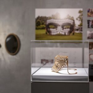 Joana Vasconcelos Instagram - Entre na Sala das Maquetes da exposição “Extravagâncias” no Museu Oscar Niemeyer e descubra a ligação entre as artes plásticas e a arquitetura nas obras de Joana Vasconcelos. Uma oportunidade única para conhecer as maquetes expostas no museu que celebra o legado de Oscar Niemeyer, um dos grandes nomes da arquitetura. Até 22 de setembro no MON.

📐📐📐

Enter the Models Room of the “Extravagances” exhibition at the Oscar Niemeyer Museum and discover the connection between visual arts and architecture in Joana Vasconcelos’ artworks. A unique opportunity to see the models exhibited in the museum that celebrates the legacy of Oscar Niemeyer, one of the biggest names of architecture. Until 22 September at MON.

📸 @lionelbalteiro
@museuoscarniemeyer @julianavosnika @marcpottierart #extravagancias #exposicao #exhibition #joanavasconcelos #escultura #sculpture #joanavasconcelos #artecontemporanea #contemporaryart #art #arte