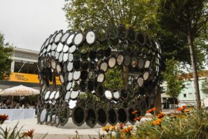 Joana Vasconcelos Instagram - A escultura “l’Il Be Your Mirror #1, 2018”, da artista plástica Joana Vasconcelos, foi inaugurada hoje na Praça do Comércio, bem juntinho à nossa Mesa na Praça. A inserção desta peça de arte neste local pretende contribuir para a dinamização cultural e turística da cidade de Braga e nós não podíamos estar mais contentes por ter esta obra como “vizinha”.

Visita a Mesa na Praça e deixa-te envolver pelos reflexos desta magnífica peça. Contamos contigo?

@municipio_de_braga | @sonaesierra | @sota_art_

Mecenas: @sabsegseguros | Fuste

#mesanapraca #arte #joanavasconcelos #escultura #braga #mercadobraga #bragacidadeautêntica #visitportoandnorth