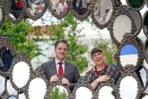 Joana Vasconcelos Instagram - A escultura “l’Il Be Your Mirror #1, 2018”, da artista plástica Joana Vasconcelos, foi inaugurada hoje na Praça do Comércio, bem juntinho à nossa Mesa na Praça. A inserção desta peça de arte neste local pretende contribuir para a dinamização cultural e turística da cidade de Braga e nós não podíamos estar mais contentes por ter esta obra como “vizinha”.

Visita a Mesa na Praça e deixa-te envolver pelos reflexos desta magnífica peça. Contamos contigo?

@municipio_de_braga | @sonaesierra | @sota_art_

Mecenas: @sabsegseguros | Fuste

#mesanapraca #arte #joanavasconcelos #escultura #braga #mercadobraga #bragacidadeautêntica #visitportoandnorth