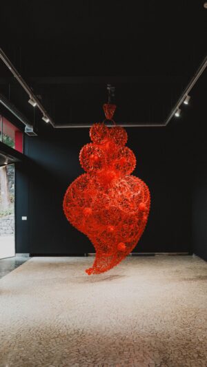 Joana Vasconcelos Instagram - Não perca a oportunidade de visitar o Coração Independente Vermelho na exposição “O Mundo começa aqui” no Monte Palace Madeira.

❤️❤️❤️

Don’t miss the chance to visit the Red Independent Heart at the “The World Starts Here” exhibition at Monte Palace Madeira.

Canções interpretadas por Amália Rodrigues: Estranha Forma de Vida (Alfredo Rodrigo Duarte/Amália Rodrigues), Maldição (Joaquim Campos da Silva/Armando Vieira Pinto), Gaivota (Alain Oulman/Alexandre O’Neill). Autorização de IPLAY - Som e Imagem/(P) Valentim de Carvalho.

📸
Vídeo: Monte Palace Madeira - Tropical Garden
Foto: João Faria

@montepalacemadeira
#coracaoindependente #redindependentheart #joanavasconcelos #joanavasconcelosatelier #textileart #artetextil #escultura #sculpture #janavasconcelos #artecontemporanea #contemporaryart #art #arte