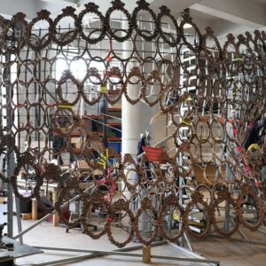 Joana Vasconcelos Instagram - Com 255 molduras barrocas em bronze (desenhadas e decoradas pela artista) e 510 espelhos sobrepostos, “I’ll Be Your Mirror” é mais do que uma obra. É um convite à introspeção, um jogo de ocultação e revelação. A partir de amanhã, mergulhe neste diálogo entre forma e reflexo na Praça do Comércio, em Braga. Descubra o processo por trás desta surpreendente máscara veneziana e que “só há reflexão quando há paralelismo”, como explica a artista.

🎭🎭🎭

With 255 baroque bronze frames (designed and decorated by the artist) and 510 overlapping mirrors, “I’ll Be Your Mirror” is more than a piece of art. It’s an invitation to introspection, a game of concealing and revealing. From tomorrow, immerse yourself in this dialog between form and reflection at Praça do Comércio in Braga. Discover the process behind this surprising Venetian mask and that “there is only reflection when there is parallelism”, as the artist explains.

📸
Luís Vasconcelos (1, 4)
Atelier Joana Vasconcelos (2, 3, 5)

#illbeyourmirror #artexhibition #joanavasconcelos #escultura #sculpture #joanavasconcelos #joanavasconcelosart #joanavasconcelosatelier #artecontemporanea #contemporaryart #arte #art #braga
