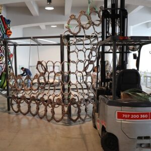 Joana Vasconcelos Instagram - Com 255 molduras barrocas em bronze (desenhadas e decoradas pela artista) e 510 espelhos sobrepostos, “I’ll Be Your Mirror” é mais do que uma obra. É um convite à introspeção, um jogo de ocultação e revelação. A partir de amanhã, mergulhe neste diálogo entre forma e reflexo na Praça do Comércio, em Braga. Descubra o processo por trás desta surpreendente máscara veneziana e que “só há reflexão quando há paralelismo”, como explica a artista.

🎭🎭🎭

With 255 baroque bronze frames (designed and decorated by the artist) and 510 overlapping mirrors, “I’ll Be Your Mirror” is more than a piece of art. It’s an invitation to introspection, a game of concealing and revealing. From tomorrow, immerse yourself in this dialog between form and reflection at Praça do Comércio in Braga. Discover the process behind this surprising Venetian mask and that “there is only reflection when there is parallelism”, as the artist explains.

📸
Luís Vasconcelos (1, 4)
Atelier Joana Vasconcelos (2, 3, 5)

#illbeyourmirror #artexhibition #joanavasconcelos #escultura #sculpture #joanavasconcelos #joanavasconcelosart #joanavasconcelosatelier #artecontemporanea #contemporaryart #arte #art #braga