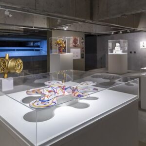 Joana Vasconcelos Instagram - Entre na Sala das Maquetes da exposição “Extravagâncias” no Museu Oscar Niemeyer e descubra a ligação entre as artes plásticas e a arquitetura nas obras de Joana Vasconcelos. Uma oportunidade única para conhecer as maquetes expostas no museu que celebra o legado de Oscar Niemeyer, um dos grandes nomes da arquitetura. Até 22 de setembro no MON.

📐📐📐

Enter the Models Room of the “Extravagances” exhibition at the Oscar Niemeyer Museum and discover the connection between visual arts and architecture in Joana Vasconcelos’ artworks. A unique opportunity to see the models exhibited in the museum that celebrates the legacy of Oscar Niemeyer, one of the biggest names of architecture. Until 22 September at MON.

📸 @lionelbalteiro
@museuoscarniemeyer @julianavosnika @marcpottierart #extravagancias #exposicao #exhibition #joanavasconcelos #escultura #sculpture #joanavasconcelos #artecontemporanea #contemporaryart #art #arte