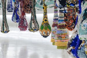 Joana Vasconcelos Instagram - Pela primeira vez, o icónico túnel de Oscar Niemeyer recebe uma intervenção de 47 metros site-specific temporariamente instalada como complemento à exposição Extravagâncias. Foi neste local, simultaneamente de passagem e de encontro, que Joana Vasconcelos visualizou a sua “Cortina do Sonho” que se apresenta como um véu de componentes têxteis, cor e luz, e onde do teto descem 41 módulos em forma de gota de alturas variáveis.

Sendo uma obra desenvolvida em colaboração com a Dior, a “Cortina do Sonho” define o percurso até à Valquíria Miss Dior que lhe serviu de mote. Pondo em foco a ligação entre a moda e o saber fazer manual, a artista plástica interpela diferentes universos criativos, enquanto estabelece um diálogo, único e irrepetível, entre escultura e arquitetura, a partir da criação de Oscar Niemeyer.

Não perca a oportunidade de visitar a exposição até dia 22 de setembro no MON.

💧💧💧

For the first time, Oscar Niemeyer’s iconic tunnel is receiving a 47-metre site-specific intervention temporarily installed as a complement to the Extravagances exhibition. This is the place where Joana Vasconcelos visualised her “Dream Curtain”, a veil of textile components, colour and light, with 41 drop-shaped elements of varying heights descending from the ceiling.

A work developed in collaboration with Dior, the “Dream Curtain” traces the route to the Valkyrie Miss Dior that served as its starting point. Focusing on the link between fashion and manual expertise, the artist explores different creative universes, while establishing a unique and unprecedented dialogue between sculpture and architecture, based on Oscar Niemeyer’s creation.

Don’t miss the chance to visit the exhibition until the 22th of September at MON.

📸 © Marcello Kawase, Cortesia Museu Oscar Niemeyer
@museuoscarniemeyer @julianavosnika @marcpottierart #extravagancias #exposicao #exhibition #joanavasconcelos #escultura #sculpture #joanavasconcelos #artecontemporanea #contemporaryart #art #arte