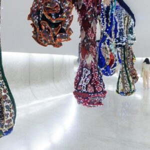 Joana Vasconcelos Instagram - Pela primeira vez, o icónico túnel de Oscar Niemeyer recebe uma intervenção de 47 metros site-specific temporariamente instalada como complemento à exposição Extravagâncias. Foi neste local, simultaneamente de passagem e de encontro, que Joana Vasconcelos visualizou a sua “Cortina do Sonho” que se apresenta como um véu de componentes têxteis, cor e luz, e onde do teto descem 41 módulos em forma de gota de alturas variáveis.

Sendo uma obra desenvolvida em colaboração com a Dior, a “Cortina do Sonho” define o percurso até à Valquíria Miss Dior que lhe serviu de mote. Pondo em foco a ligação entre a moda e o saber fazer manual, a artista plástica interpela diferentes universos criativos, enquanto estabelece um diálogo, único e irrepetível, entre escultura e arquitetura, a partir da criação de Oscar Niemeyer.

Não perca a oportunidade de visitar a exposição até dia 22 de setembro no MON.

💧💧💧

For the first time, Oscar Niemeyer’s iconic tunnel is receiving a 47-metre site-specific intervention temporarily installed as a complement to the Extravagances exhibition. This is the place where Joana Vasconcelos visualised her “Dream Curtain”, a veil of textile components, colour and light, with 41 drop-shaped elements of varying heights descending from the ceiling.

A work developed in collaboration with Dior, the “Dream Curtain” traces the route to the Valkyrie Miss Dior that served as its starting point. Focusing on the link between fashion and manual expertise, the artist explores different creative universes, while establishing a unique and unprecedented dialogue between sculpture and architecture, based on Oscar Niemeyer’s creation.

Don’t miss the chance to visit the exhibition until the 22th of September at MON.

📸 © Marcello Kawase, Cortesia Museu Oscar Niemeyer
@museuoscarniemeyer @julianavosnika @marcpottierart #extravagancias #exposicao #exhibition #joanavasconcelos #escultura #sculpture #joanavasconcelos #artecontemporanea #contemporaryart #art #arte