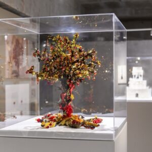 Joana Vasconcelos Instagram - Entre na Sala das Maquetes da exposição “Extravagâncias” no Museu Oscar Niemeyer e descubra a ligação entre as artes plásticas e a arquitetura nas obras de Joana Vasconcelos. Uma oportunidade única para conhecer as maquetes expostas no museu que celebra o legado de Oscar Niemeyer, um dos grandes nomes da arquitetura. Até 22 de setembro no MON.

📐📐📐

Enter the Models Room of the “Extravagances” exhibition at the Oscar Niemeyer Museum and discover the connection between visual arts and architecture in Joana Vasconcelos’ artworks. A unique opportunity to see the models exhibited in the museum that celebrates the legacy of Oscar Niemeyer, one of the biggest names of architecture. Until 22 September at MON.

📸 @lionelbalteiro
@museuoscarniemeyer @julianavosnika @marcpottierart #extravagancias #exposicao #exhibition #joanavasconcelos #escultura #sculpture #joanavasconcelos #artecontemporanea #contemporaryart #art #arte