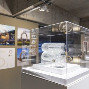 Joana Vasconcelos Instagram - Entre na Sala das Maquetes da exposição “Extravagâncias” no Museu Oscar Niemeyer e descubra a ligação entre as artes plásticas e a arquitetura nas obras de Joana Vasconcelos. Uma oportunidade única para conhecer as maquetes expostas no museu que celebra o legado de Oscar Niemeyer, um dos grandes nomes da arquitetura. Até 22 de setembro no MON.

📐📐📐

Enter the Models Room of the “Extravagances” exhibition at the Oscar Niemeyer Museum and discover the connection between visual arts and architecture in Joana Vasconcelos’ artworks. A unique opportunity to see the models exhibited in the museum that celebrates the legacy of Oscar Niemeyer, one of the biggest names of architecture. Until 22 September at MON.

📸 @lionelbalteiro
@museuoscarniemeyer @julianavosnika @marcpottierart #extravagancias #exposicao #exhibition #joanavasconcelos #escultura #sculpture #joanavasconcelos #artecontemporanea #contemporaryart #art #arte