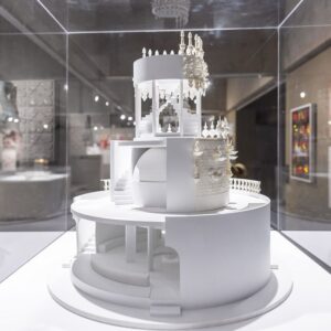 Joana Vasconcelos Instagram - Entre na Sala das Maquetes da exposição “Extravagâncias” no Museu Oscar Niemeyer e descubra a ligação entre as artes plásticas e a arquitetura nas obras de Joana Vasconcelos. Uma oportunidade única para conhecer as maquetes expostas no museu que celebra o legado de Oscar Niemeyer, um dos grandes nomes da arquitetura. Até 22 de setembro no MON.

📐📐📐

Enter the Models Room of the “Extravagances” exhibition at the Oscar Niemeyer Museum and discover the connection between visual arts and architecture in Joana Vasconcelos’ artworks. A unique opportunity to see the models exhibited in the museum that celebrates the legacy of Oscar Niemeyer, one of the biggest names of architecture. Until 22 September at MON.

📸 @lionelbalteiro
@museuoscarniemeyer @julianavosnika @marcpottierart #extravagancias #exposicao #exhibition #joanavasconcelos #escultura #sculpture #joanavasconcelos #artecontemporanea #contemporaryart #art #arte