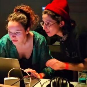 Joana de Verona Instagram - Foi uma bela noite de danceteria guiada por diversos ritmos. Obrigada à @musademarvila que nos recebeu tão bem, à Linda @surmaee e a quem muito dançou connosco ao som das nossas escolhas musicais.💥🎧

O mais fixe de passar som, além de colocar na pista as várias descobertas das pesquisas musicais, é sentir as pessoas e levá-las nesta ou noutra direção. E é tão bom quando as pessoas têm umas horas de boa dança e ficam felizes.
A MaKumBeat surgiu em 2016, de lá para cá tenho passado som aqui e ali, algumas vezes, desta vez era desafiante por serem tantas horas seguidas, mas tão bem acompanha que estive pela @surmaee , que o divertimento e alegria dominaram a pista e a cabine! 😎
Até à próxima!✌🏽