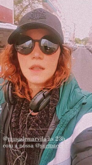 Joana de Verona Instagram - Para um dance floor animado hoje às 23h na @musademarvila passo som com a talentosa @surmaee 🎧💥
Vamu Simbora na pistinha! Até logo!

#MaKumBeat #Surma #Musa #Dance #Music