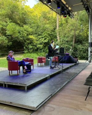 Joana de Verona Instagram - Bonita tarde na @fcgulbenkian a convite de @marcodmartins e @arenaensemble para a leitura de "Ulysses" de James Joyce pelas comemorações dos cem anos do seu falecimento.
Ouvimos o universo da escrita de Joyce, verborrágico, derivativo, sem pontuações, pelas ruas de dublin no início do século, com som ambiente de @thelegendarytigerman 
Meus parceiros de trio @itsrafaelmorais e @batardabeatriz que encerrou a leitura brilhantemente, como só ela o sabe fazer!💗