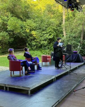 Joana de Verona Instagram - Bonita tarde na @fcgulbenkian a convite de @marcodmartins e @arenaensemble para a leitura de "Ulysses" de James Joyce pelas comemorações dos cem anos do seu falecimento.
Ouvimos o universo da escrita de Joyce, verborrágico, derivativo, sem pontuações, pelas ruas de dublin no início do século, com som ambiente de @thelegendarytigerman 
Meus parceiros de trio @itsrafaelmorais e @batardabeatriz que encerrou a leitura brilhantemente, como só ela o sabe fazer!💗