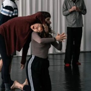 Joana de Verona Instagram - Intensa semana de Dança e Improvisação sob a sábia orientação de Mark Tompkins nestes dias de composição em tempo real no @orumodofumo . Foi muito Bom🌹

Ph: @catarinasantosdiary