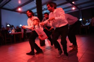 Joana de Verona Instagram - Foi bonita a festa pah! 
"E se Fizéssemos Tudo Outra Vez" de Madalena Victorino e Giacomo Scalisi, @lavraromar
Espetáculo de celebração dos 50 anos da Democracia🌹
Foi um grande prazer participar nesta bonita experiência artística e humana, entre dança, música, teatro, e as várias idades e nacionalidades da comunidade de Odeceixe e Aljezur! 
Obrigada! 

Democracia SEMPRE!
Fascismo nunca mais! 

#25abril #democracia #liberdade #revolução #dance #lavraromar #dança #joanadeverona #teatro #madalenavictorino #giacomoscalisi #algarve #comunidade