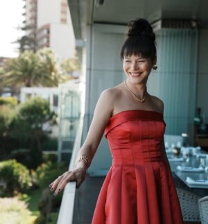 Joana de Verona Instagram - Que bonita noite @academiaportuguesadecinema 
Parabéns a Tods!❤️‍🔥👏🏽
Que continuemos Livres na criação das mais diversas artes.

Merci ao grande e beaituful team:
Dress: @philosophyofficial da @espacecannelle_estoril 
Jewels: @gasbijoux e @destree 
Shoes: @stevemaddenportugal 
Make: @esteelauder / @just_makeup27 
Hair: @jeanlouisdavidportugal 
Preparação divertida entre colegas e amigos no bonito @intercontinentalcascaisestoril 
Obrigada @artistglobalmanagement @erikiric @anne_amorim1 
📸@fabioferreira.pt

#academiaportuguesadecinema #premiossophia #Cinemanacional #joanadeverona #Cinema