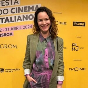 Joana de Verona Instagram - Começou a @festadocinemaitaliano, o festival abriu com o filme "C'è ancora domani" realizado por Paola Cortellesi, que reflecte sobre o papel das mulheres na democracia.
O cinema São Jorge teve as 3 salas esgotadas com 1200 pessoas.
O Festival decorre até 21 de Abril no @cinemasaojorge @cinemateca.portuguesa e @cineteatroturim 🍹🍹