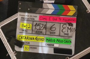 Joana de Verona Instagram - Que bom voltar 15 anos depois, ao plateau de um filme de Catarina Ruivo. 
Onde a equipa é calma e silenciosa. Onde o som impera tanto quanto a luz, onde o olhar pousa terno e demoradamente.
Onde tods juntos ouvimos em silêncio, com uma certa magia, a captação do som ambiente.
Coisas pequenas, detalhes íntimos e invisíveis, como quando faziamos cinema em película, em que todas as takes eram preciosas.
Os tempos têm vindo a acelarar, as equipas também, as planificações a aumentar, mas neste filme não.
Sob a sua sensível direção, toda a equipa, delicada,  com o maior presente em mãos: o Tempo e o cuidado uns com os outros.
Obrigada Catarina e equipa!🤎 

#Cinema #Cinemanacional #filmes #mulheresnocinema #catarinaruivo