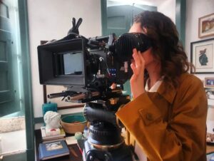 Joana de Verona Instagram - Que bom voltar 15 anos depois, ao plateau de um filme de Catarina Ruivo. 
Onde a equipa é calma e silenciosa. Onde o som impera tanto quanto a luz, onde o olhar pousa terno e demoradamente.
Onde tods juntos ouvimos em silêncio, com uma certa magia, a captação do som ambiente.
Coisas pequenas, detalhes íntimos e invisíveis, como quando faziamos cinema em película, em que todas as takes eram preciosas.
Os tempos têm vindo a acelarar, as equipas também, as planificações a aumentar, mas neste filme não.
Sob a sua sensível direção, toda a equipa, delicada,  com o maior presente em mãos: o Tempo e o cuidado uns com os outros.
Obrigada Catarina e equipa!🤎 

#Cinema #Cinemanacional #filmes #mulheresnocinema #catarinaruivo