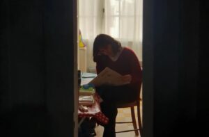 Joana de Verona Instagram - Que bom voltar 15 anos depois, ao plateau de um filme de Catarina Ruivo. 
Onde a equipa é calma e silenciosa. Onde o som impera tanto quanto a luz, onde o olhar pousa terno e demoradamente.
Onde tods juntos ouvimos em silêncio, com uma certa magia, a captação do som ambiente.
Coisas pequenas, detalhes íntimos e invisíveis, como quando faziamos cinema em película, em que todas as takes eram preciosas.
Os tempos têm vindo a acelarar, as equipas também, as planificações a aumentar, mas neste filme não.
Sob a sua sensível direção, toda a equipa, delicada,  com o maior presente em mãos: o Tempo e o cuidado uns com os outros.
Obrigada Catarina e equipa!🤎 

#Cinema #Cinemanacional #filmes #mulheresnocinema #catarinaruivo