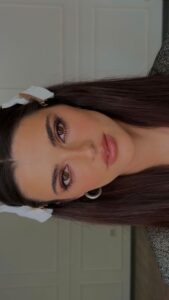 Joana Aguiar Instagram - Os tons que não falham nesta altura do ano 🦩 Produtos utilizados: Pele: - @daveia Hyal Glow Creme (a amar !!) - @lieracportugal Dioptiride Creme de Olhos Corretor Anti-Rugas - @guerlain Terracotta Le Teint - @milkmakeup @sephoraportugal Sculpt Stick -blush: Eau à Lèvres @clarinsportugal -batom: L’Absolu Rouge Cream 264 @lancomeofficial - @clarinsportugal Lip Comfort Oil - @nablacosmetics - lip liner @kitchenmakeup - *Side by Side #4 - @armanibeauty @lorealportugal Sheer de fluido iluminador , 07 -Gimme Brow @benefitcosmeticsportugal Gel para Sobrancelhas Super Glue Brow @catrice.cosmetics @if_comunicacao - olhos: Armani Eye Tint @armanibeauty @lorealportugal , 22 581 - máscara pestanas: 1 - Obsidian Black @armanibeauty
