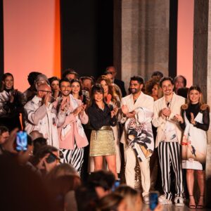 Joana Aguiar Instagram - Primeira vez a desfilar, obrigada pela experiência @carlos_gil_designer ✨🖤 @lisboafashionweek 📸 @luismoreira.lm