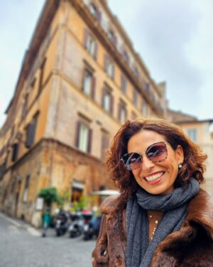 Joana Cruz Instagram - Já não vinha aqui há uns anos, mas claramente que o truque de atirar a moeda na Fontana di Trevi resulta para se voltar a Roma😁 Entretanto, o calendário romano é capaz uma boa aquisição para já marcar as férias de 2025... só por isso, nada mais!😎 De resto, é muito comer, andar e amar la bella città! 
➿️
➿️
#roma #cappuccino #fontanaditrevi #italia #italy #truffle #campodifiore #pantheon #piazzadispagna
