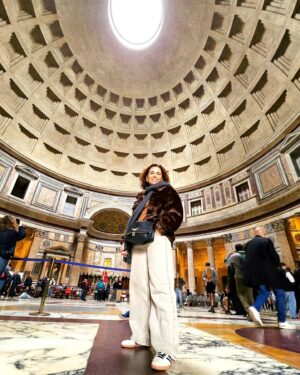 Joana Cruz Instagram - Já não vinha aqui há uns anos, mas claramente que o truque de atirar a moeda na Fontana di Trevi resulta para se voltar a Roma😁 Entretanto, o calendário romano é capaz uma boa aquisição para já marcar as férias de 2025... só por isso, nada mais!😎 De resto, é muito comer, andar e amar la bella città! 
➿️
➿️
#roma #cappuccino #fontanaditrevi #italia #italy #truffle #campodifiore #pantheon #piazzadispagna