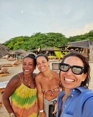 Joana Cruz Instagram - Desde manhã até ao sol se pôr de um lado, a lua do outro e esperar pela manhã do dia seguinte 🧡🤍 Num sítio que se chama Carpe Diem, é só isso que se quer e não fica difícil 🫠 lembrar que é para aproveitar o dia de hoje, amanhã e por aí vai... 🏖🌅 #carpediem #caboledo #angola #beachday #girls