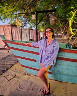 Joana Cruz Instagram - Desde manhã até ao sol se pôr de um lado, a lua do outro e esperar pela manhã do dia seguinte 🧡🤍 Num sítio que se chama Carpe Diem, é só isso que se quer e não fica difícil 🫠 lembrar que é para aproveitar o dia de hoje, amanhã e por aí vai... 🏖🌅 #carpediem #caboledo #angola #beachday #girls