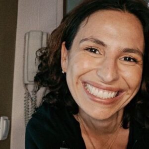 Joana Cruz Instagram - A cada primeiro dia do mês, já não dispenso a tradição de soprar a canela para dentro de casa, a partir do exterior. A frase é simples aqui fica para a dizeres sempre ao dia 1 com a intenção toda que conseguires. Pedir não custa, ne?? 😅 Para quem quiser aproveitar a canela soprada do lado de dentro se casa, basta pôr uma mesinha com arroz doce ou pastéis de nata e assim faz um belo 2 em 1 🤭 
⚜️⚜️⚜️⚜️⚜️
#abundancia #canela #cinnamon #tradition