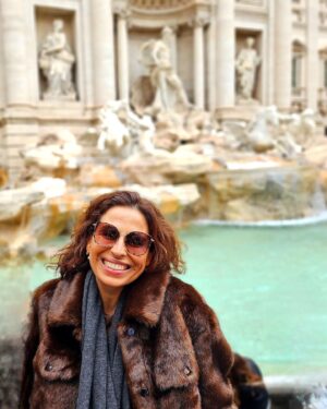 Joana Cruz Instagram - Já não vinha aqui há uns anos, mas claramente que o truque de atirar a moeda na Fontana di Trevi resulta para se voltar a Roma😁 Entretanto, o calendário romano é capaz uma boa aquisição para já marcar as férias de 2025... só por isso, nada mais!😎 De resto, é muito comer, andar e amar la bella città! 
➿️
➿️
#roma #cappuccino #fontanaditrevi #italia #italy #truffle #campodifiore #pantheon #piazzadispagna