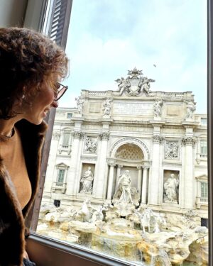 Joana Cruz Instagram - Já não vinha aqui há uns anos, mas claramente que o truque de atirar a moeda na Fontana di Trevi resulta para se voltar a Roma😁 Entretanto, o calendário romano é capaz uma boa aquisição para já marcar as férias de 2025... só por isso, nada mais!😎 De resto, é muito comer, andar e amar la bella città! 
➿️
➿️
#roma #cappuccino #fontanaditrevi #italia #italy #truffle #campodifiore #pantheon #piazzadispagna