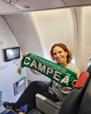 Joana Cruz Instagram - A @iberojetair_pt deu-me o primeiro lugar no avião e espero que este seja o mesmo lugar em que o @sportingcp vai ficar na Taça de Portugal 🤩🙏🏻 Como vou estar no ar à hora da bola, agradeço que me vás pondo aqui a par de tudo o que se vai passando e, obviamente também, do resultado do jogo para saber o motivo pelo qual vou beber tequillas no México quando aterrar mais logo😅😅 Espero que seja pelo melhor dos motivos! Força Sporting!!! Espaço nas pernas não me falta e que a vocês não falte força nas canetas! Arrribaaaa!
💚🤍💚🤍💚
#Jolidey #iberojet #OVooComQueSonhas
@jolidey_oficial @agenciaabreu